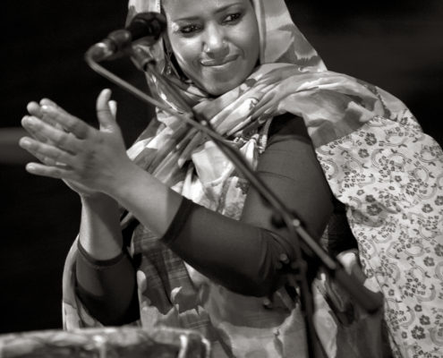 Aziza Brahim durante una actuación en la pasada edición del Festival Druga Godba / Foto: Petra Cvelbar