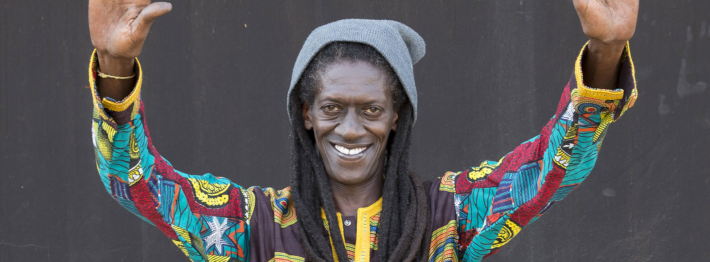 Cheikh Lô es considerado un embajador de la cultura Baye Fall proveniente de Senegal. 