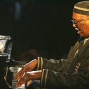 le-pianiste-americain-randy-weston-joue-pendant-le-festival-de-jazz-de-saint-louis-le-27-mai-2007_5592829