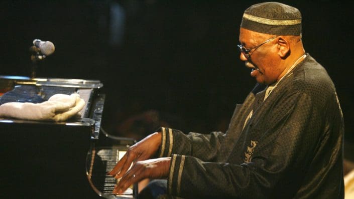 le-pianiste-americain-randy-weston-joue-pendant-le-festival-de-jazz-de-saint-louis-le-27-mai-2007_5592829