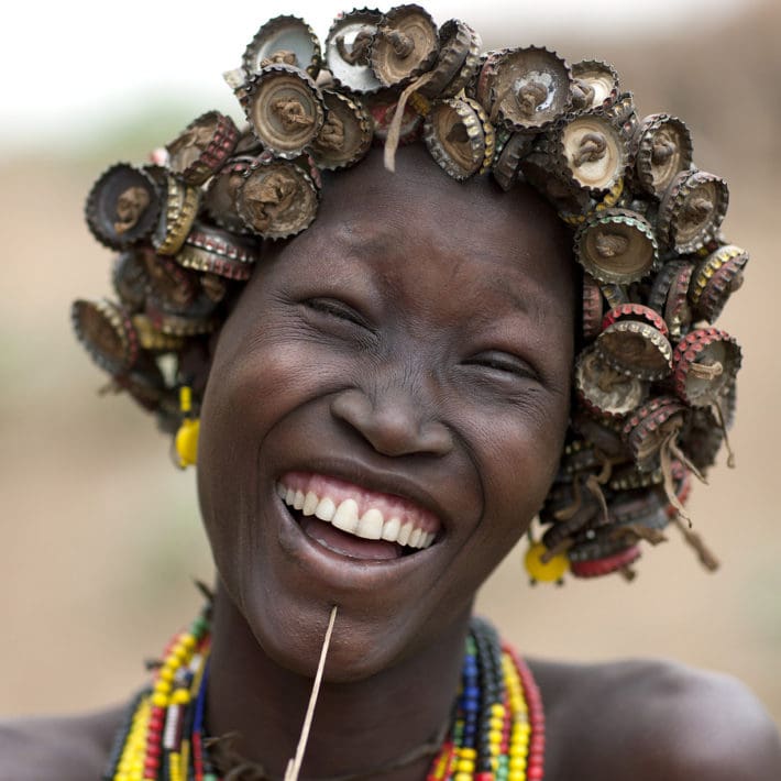 eric-lafforgue,dassanetch-caps-wig-ethiopia,girl-smile-artistic-teeth-culture-tribal-dai-ornament-valley-wig-tribes-bodypainting