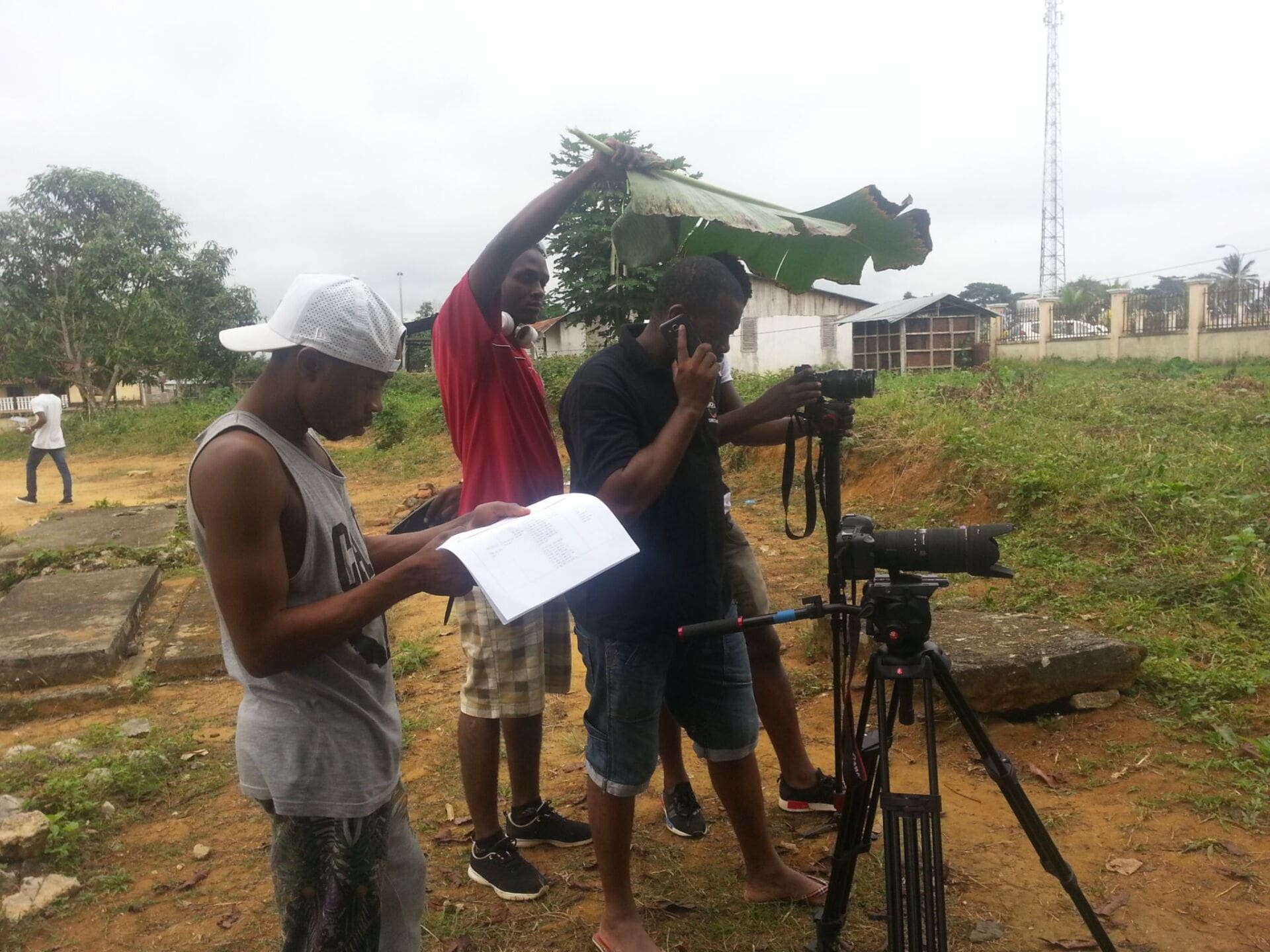 Equipo en acción. Foto cortesía del equipo del documental Orígenes y descendientes dirigido por Pedro Mba Ndong