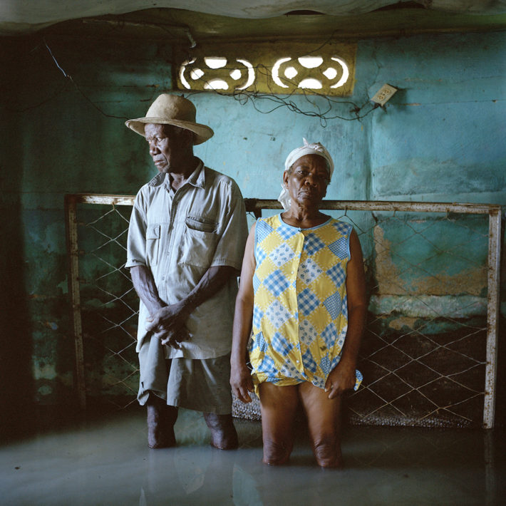 De la serie "Submerged Portraits from Drowning World" de Gideon Mendel. Christa and Salomon Raymond Fils Decade Village. Haiti September 2008
