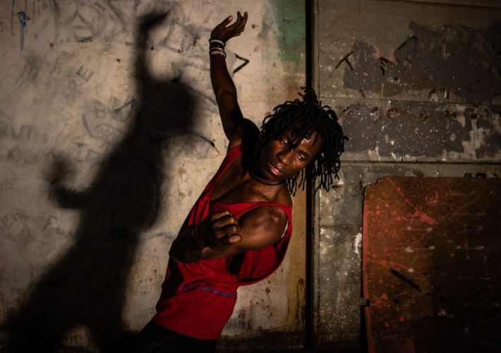 El bailarín Robert Ssempijja baila para el proyecto 'Shadowed' de Esther Mbabazi. 