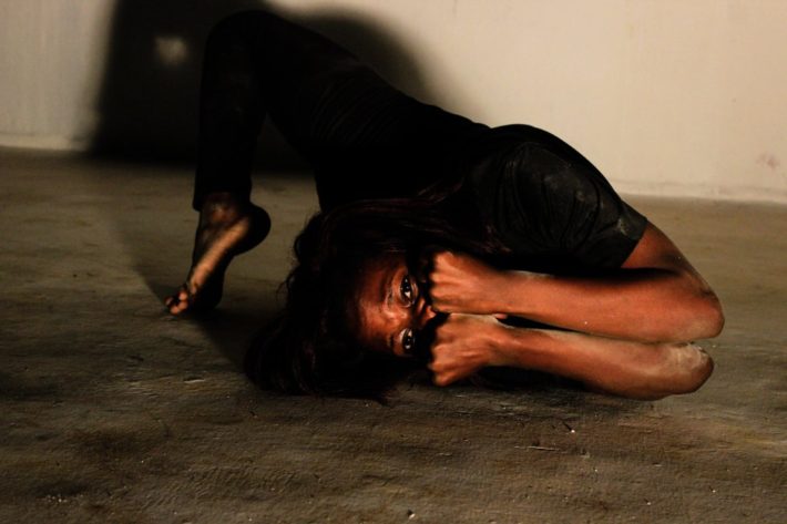 La bailarina Daphne Tumwebaze baila para el proyecto 'Shadowed' de Esther Mbabazi. Uganda. 
