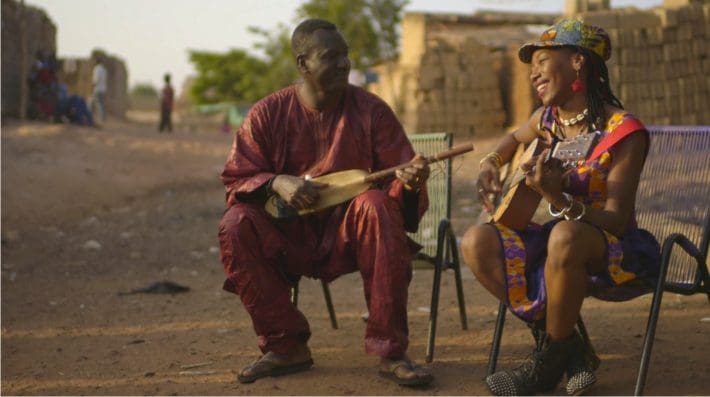 Bassekou Kouyaté y Fatoumata Diawara en un fotograma de Mali Blues 