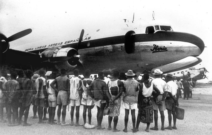 En junio de 1941, llegaba a, entonces, Guinea Española (hoy Guinea Ecuatorial) el primer vuelo de Iberia a Santa Isabel-Bata. Imagen de Iberia Airlines. 