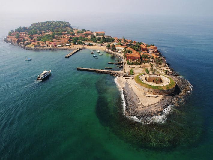 La Isla de Gorée, uno de los principales enclaves esclavistas de África Occidental hasta 1815, fue declarada Patrimonio de la Humanidad por la UNESCO en 1978.