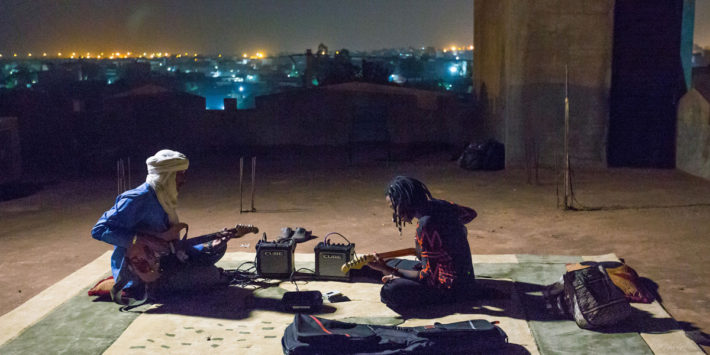 Fatoumata Diawara y Ahmed Ag Kaedi en un fotograma del documental Mali Blues 