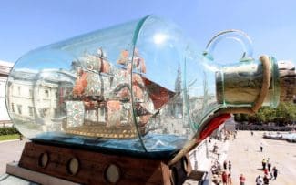 Nelson’s ship in a bottle, Trafalgar Square (Londres). https://www.roughguides.com/wp-content/uploads/2012/06/100367230-1680x1050.jpg