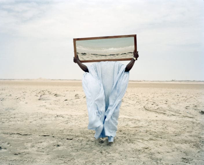 Person_Mirror_BlueCloth_Sand 001