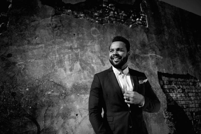 Myles Sanko por Simon Buck. Myles Sanko por Simon Buck.
