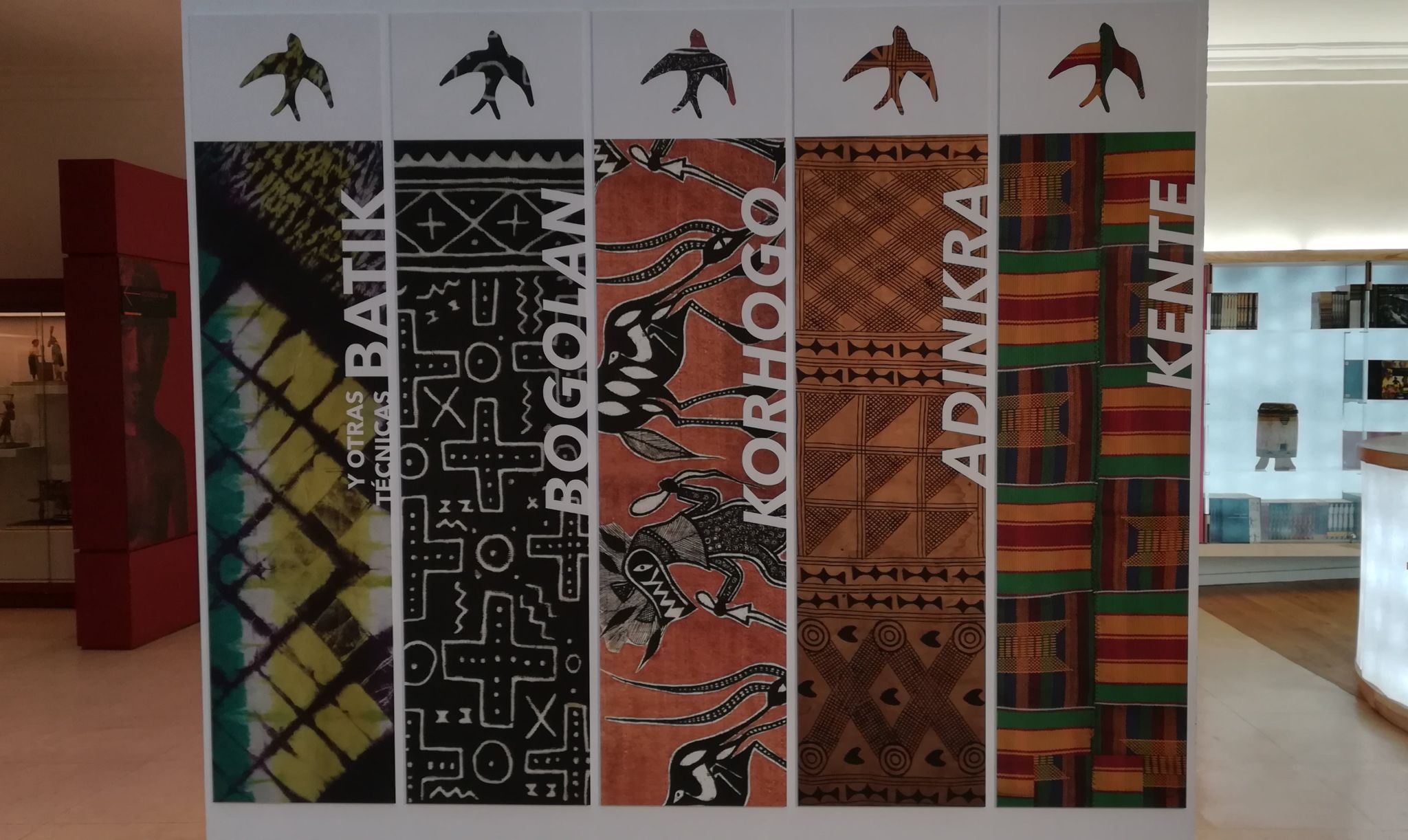 Las cinco técnicas textiles desarrolladas en la exposición “El lenguaje de las telas". kente, adinkra, korhogo, boholan y batik.