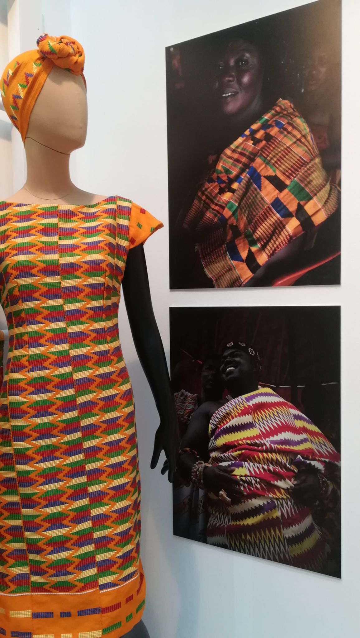 Fotografías de Kim Manresa expuesta en "El lenguaje de las telas” junto a los diseños de Maica de las Carreras.