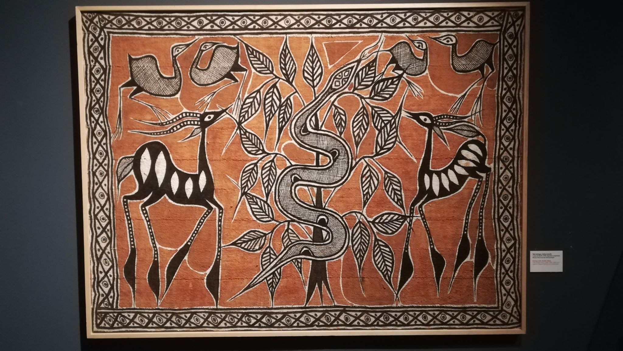 Tela korhogo de la cultura senufo expuesta en “El lenguaje de las telas” del Museo Nacional de Antropología.