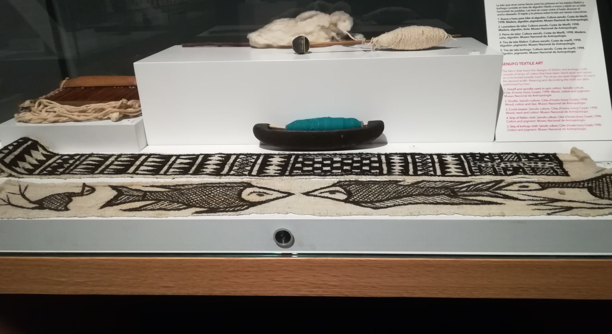 Vitrina sobre el arte textil de la cultura senufo expuesta en el Museo Nacional de Antropología.
