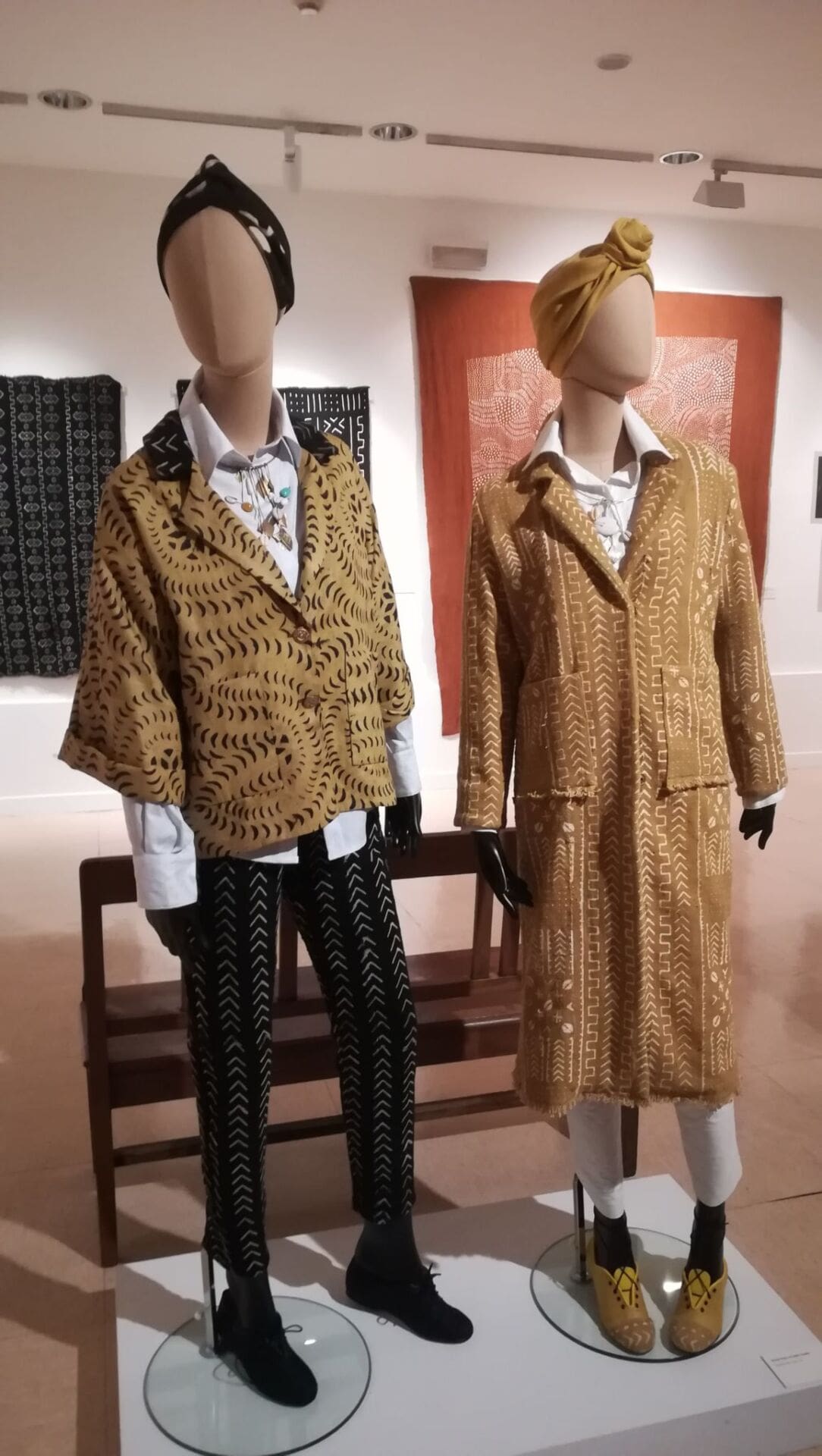 Diseños de Maica de las Carreras.Chaqueta de tela bazin riche con técnica de estampación bogolan. Pantalón con tejido bogolan. Camisa con tela bazin riche.