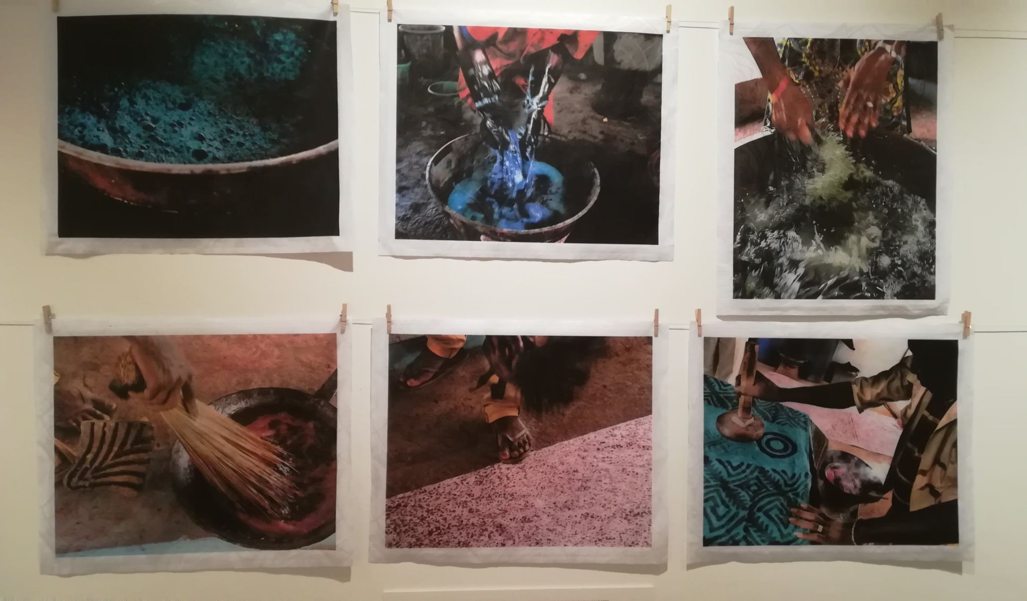 Fotografías de Kim Manresa expuestas en "El lenguaje de las telas”sobre el proceso de elaboración del batik de Mali.