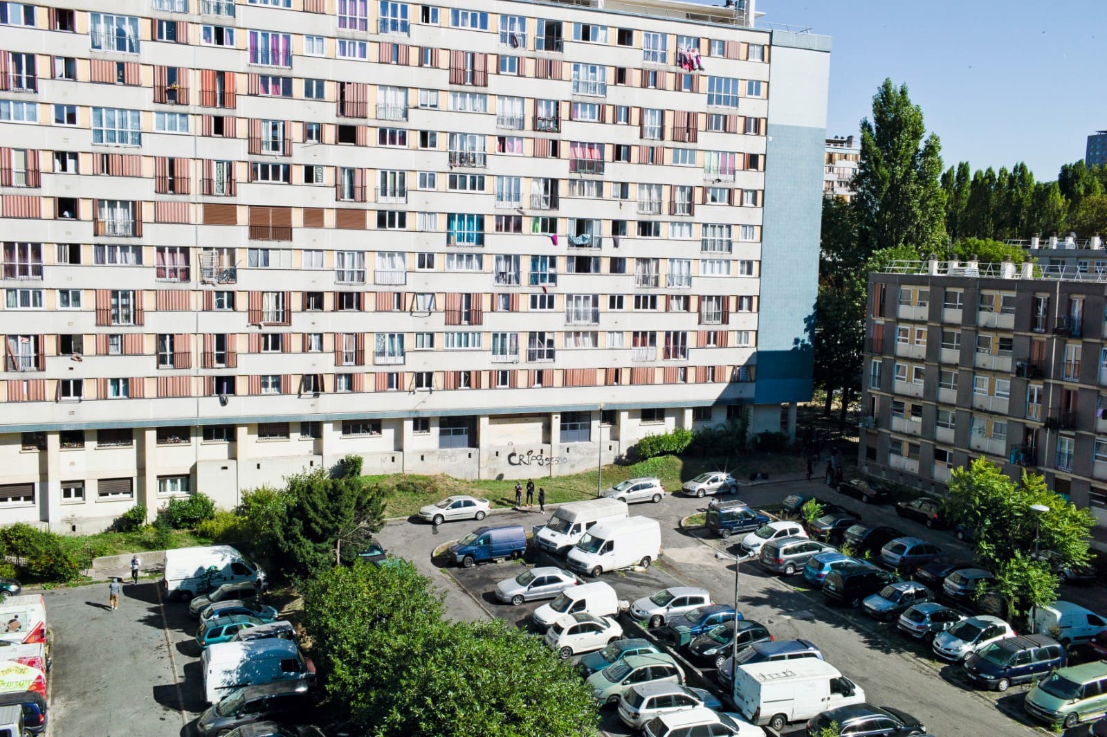 Fotograma de la película en la que se aprecia un barrio en las afueras de París.