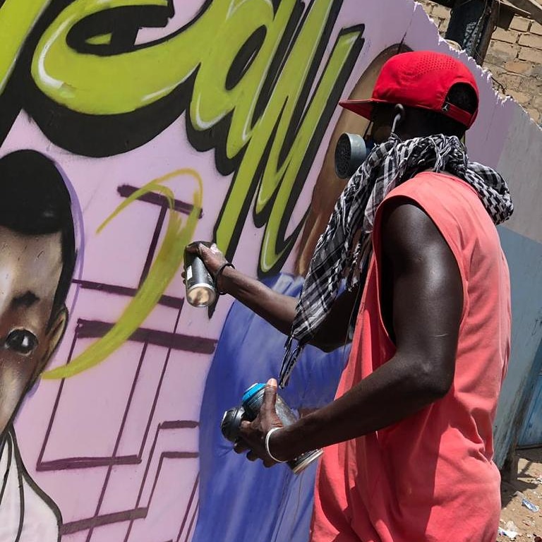 Mural en Dakar realizado por el colectivo Undu Graff.