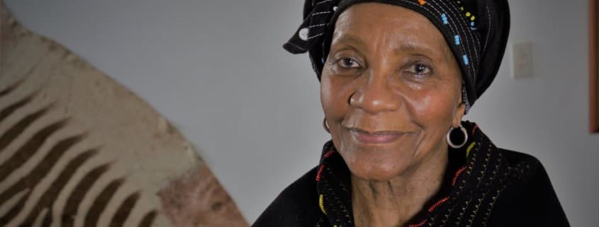 Sindiwe Magona en su casa