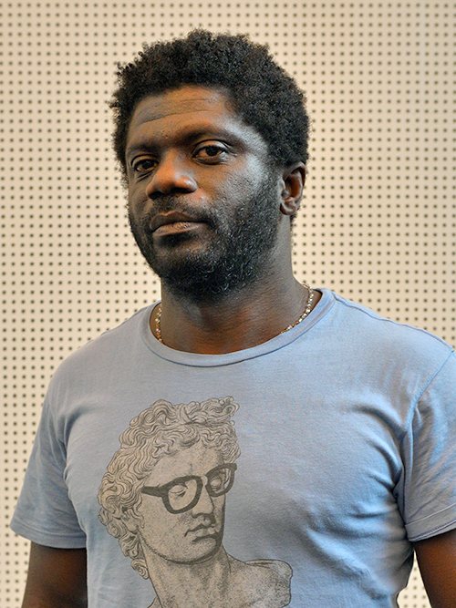 El escritor marfileño Patrick Armand-Gbaka Brede, conocido artísticamente como Gauz.  Imagen de Selbymay